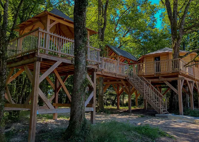 Perchee Aux Loges Du Temps A Lunas *